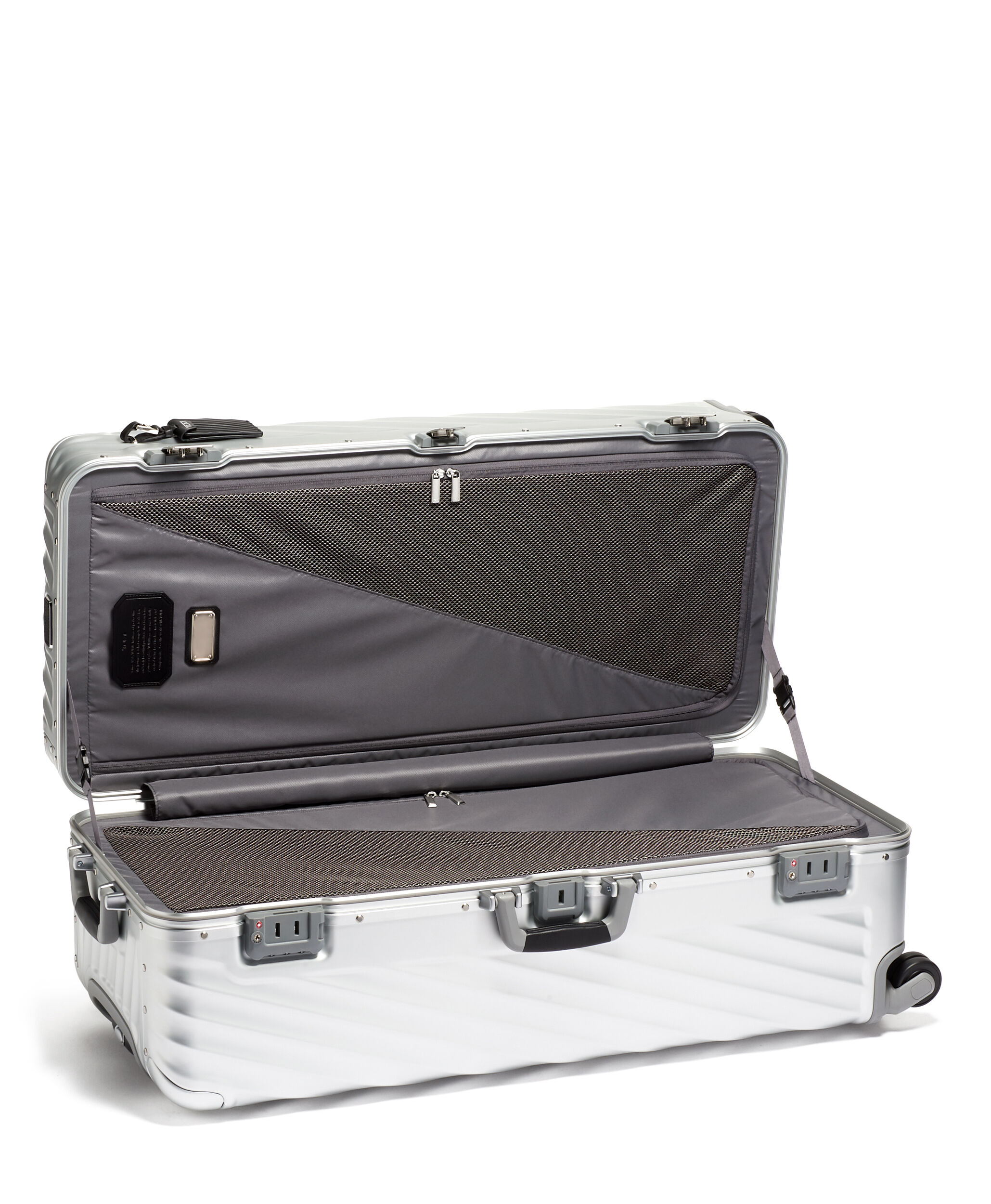 19 Degree Aluminium Rolling Trunk 87 cm Silver | TUMI Norway